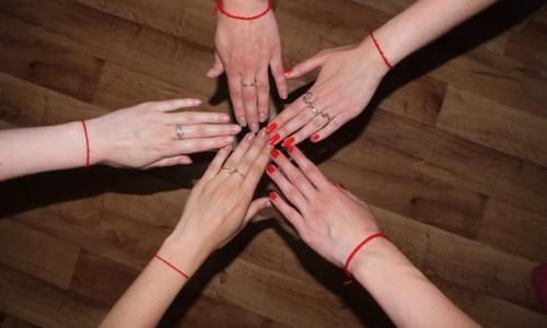 Зачем люди носят на запястье красную нить