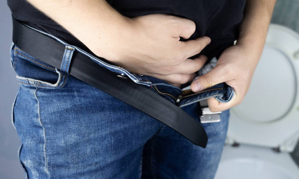 Уролог предупредил о вредной для мужского здоровья туалетной привычке